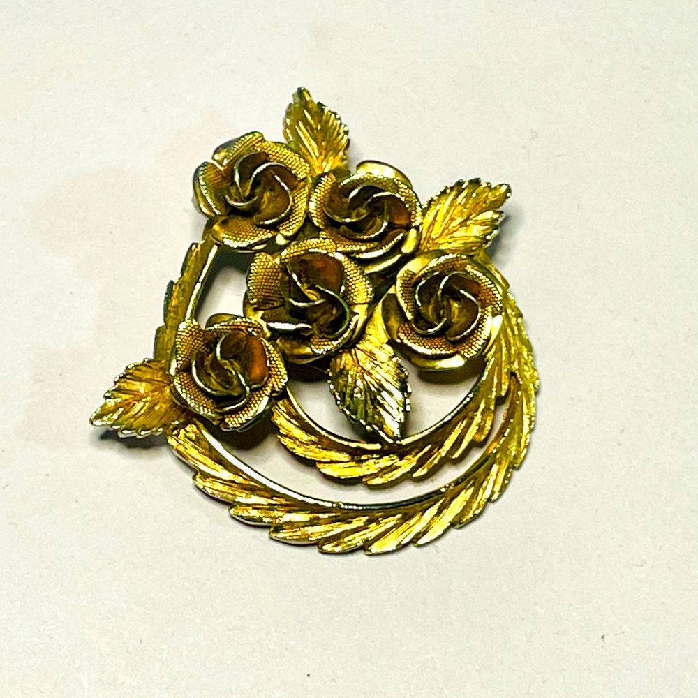 Vtg gold tone “Coro” rose bunch wreath 1.5” brooch Excellent condition!